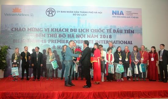 Hà Nội đón vị khách quốc tế đầu tiên năm 2018 ảnh 4